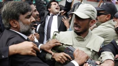 Lawyers shouting anti-Musharraf slogans scuffle with paramilitary soldiers