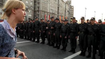 Anti-Putin protester Maria Baronova confronts Russian police