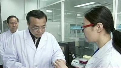 Chinese Premier Li Keqiang visits laboratory