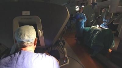 Surgeon uses the 'Da Vinci' robot