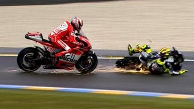 Nicky Hayden takes evasive action as Valentino Rossi crashes