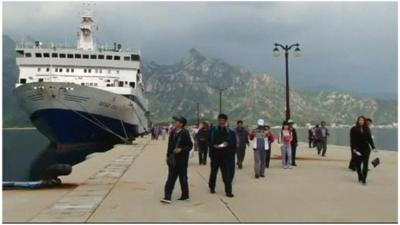 Chinese tourists arrive in North Korean resort.