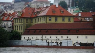 Flood barriers go up in Prague