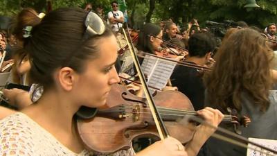 Turkey protesters playing violin