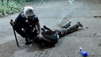 Policeman detains a demonstrator in Istanbul (4 June 2013)