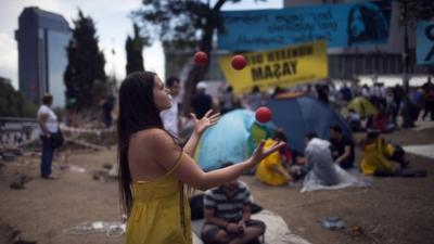 A woman juggles in Gezi Park