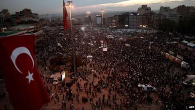 Demonstrators gather inTaksim square in Istanbul (6 June 2013)