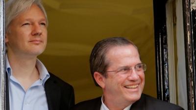 Ecuadurian Foreign Minister Ricardo Patino (R) and Wikileaks founder Julian Assange (L) appear at the window of the Ecuadorian embassy in central London on June 16, 2013