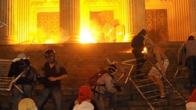 Demonstrators attempt to take the Tiradentes Palace