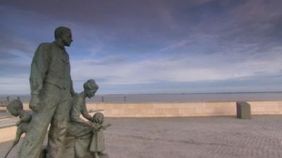 Statue by Humber Estuary