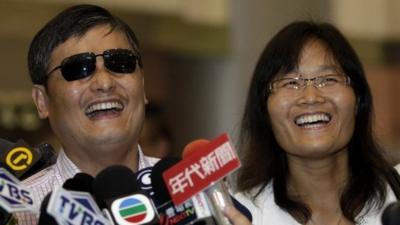 Chinese dissident Chen Guangcheng (L) and his wife Yuan Weijing