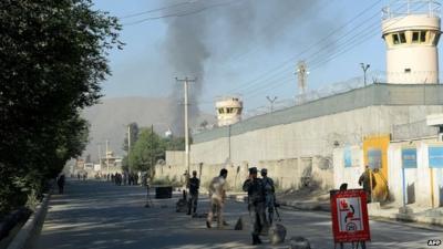 Smoke rises from near entrance to presidential palace in Kabul (25 June 2013)