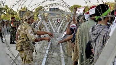 Egyptian soldiers stand guard outside the headquarters of the Republican Guard in Cairo