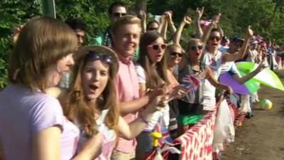 People queue for Wimbledon final