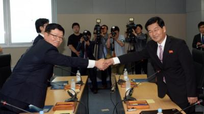 South Korea's working-level chief delegate Suh Ho (L) shakes hands with his North Korean counterpart Park Chul-su (R) during talks at the Kaesong industrial complex in North Korea