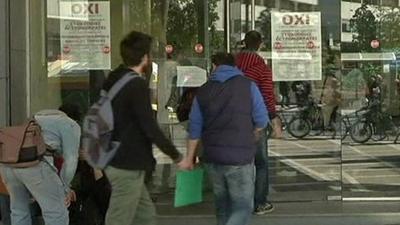 Young Greeks entering job centre