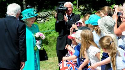 The Queen with schoolchildren in Windermere