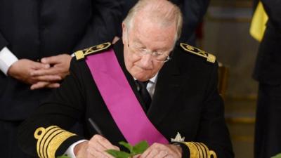 King Albert II signs abdication papers