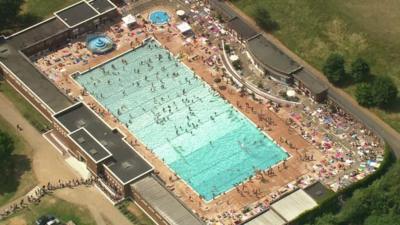 Crowds at a lido