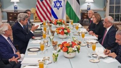 US Secretary of State John Kerry with Tzipi Livni and Saeb Erakat