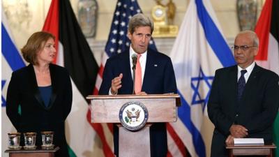 From left to right: Israel's chief negotiator Tzipi Livni, US Secretary of State John Kerry, and lead Palestinian negotiator Saeb Erekat