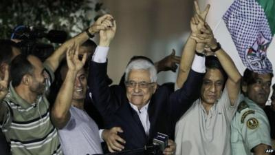 Palestinian President Mahmoud Abbas with released Palestinian prisoners, in the West Bank city of Ramallah