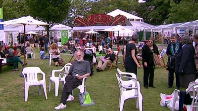 Edinburgh Festival crowd