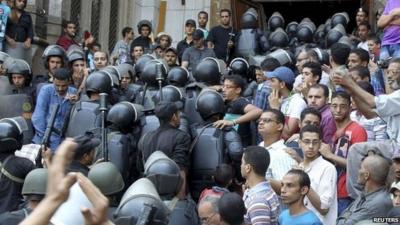 Security forces move into al-Fath mosque