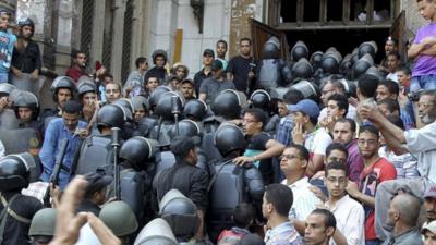 Egyptian security officers streaming into the al-Fath mosque in Cairo