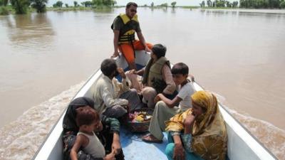 Pakistani flood-affected villagers are evacuated by rescuers in Billi Wala village near Multan on August 17, 2013