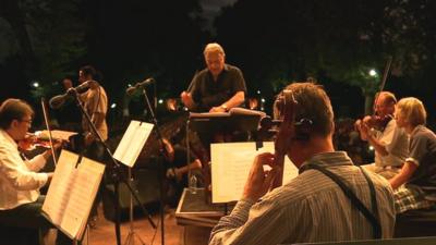 Zubin Mehta conducting (centre)