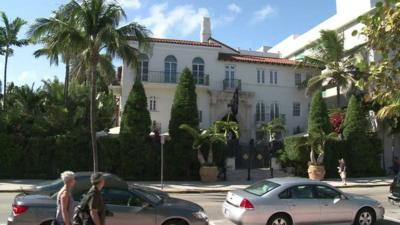 People walking past Gianni Versace's former home