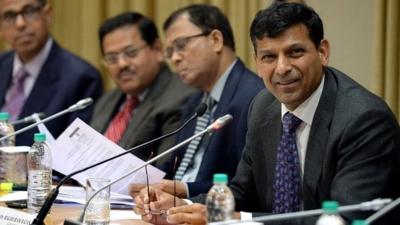 Raghuram Rajan (R) during RBI news conference