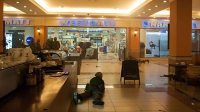 Kenyan troops take positions in Westgate Mall in Nairobi