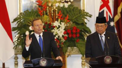 Australia's Prime Minister Tony Abbott speaks beside Indonesia's President Susilo Bambang Yudhoyono during a joint news conference at the Presidential Palace in Jakarta (30 September 2013)