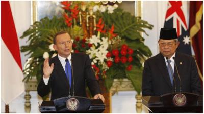 Australia's Prime Minister Tony Abbott speaks beside Indonesia's President Susilo Bambang Yudhoyono during a joint news conference at the Presidential Palace in Jakarta (30 September 2013)