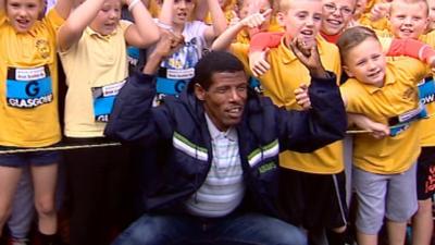 Double Olympic Gold winner Haile Gebrsellasie with some Glasgow school children