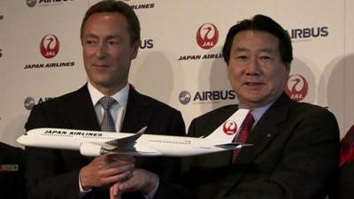 Airbus CEO Fabric Bregier (L) & JAL president Yoshiharu Ueki (R)