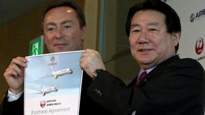 Airbus CEO Fabric Bregier (L) & JAL president Yoshiharu Ueki (R)