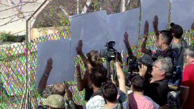 Residents heckling as Enrico Letta and Jose Manuel Barroso arrive in Lampedusa