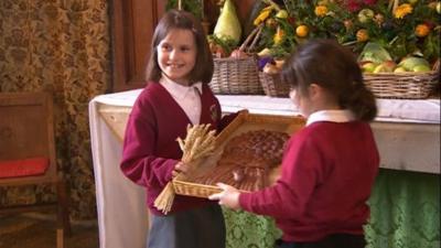 Garsington CE Primary School pupils with the bread