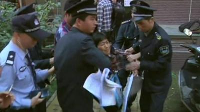 Chinese protester struggles with authorities