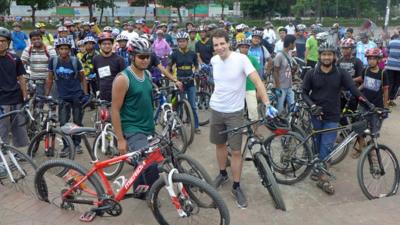 Mark Beaumont meets Bangladesh cycling group, BDcyclists