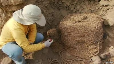 Archaeologist examines mummies