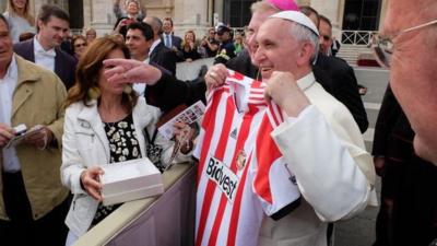 Pope Francis with the Sunderland shirt