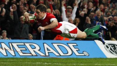 Shane Williams scores against Australia in 2008