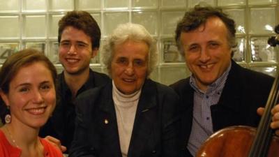 Anita Lasker-Wallfisch with her family in 2005