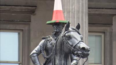 Duke of Wellington statue wearing a traffic cone