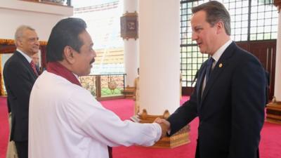 Sri Lankan President Mahinda Rajapaksa and Prime Minister David Cameron shake hands