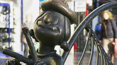 Minnie the Minx statue